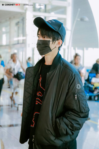 #易烊千玺 #TFBOYS 机场饭拍 高清 帅气 时尚担当易烊千玺