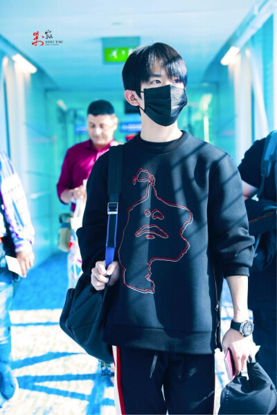 #易烊千玺 #TFBOYS 机场饭拍 高清 帅气 时尚担当易烊千玺