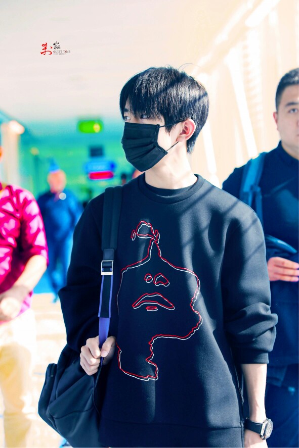 #易烊千玺 #TFBOYS 机场饭拍 高清 帅气 时尚担当易烊千玺