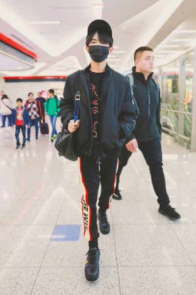 #易烊千玺 #TFBOYS 机场饭拍 高清 帅气 时尚担当易烊千玺