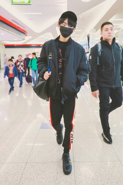 #易烊千玺 #TFBOYS 机场饭拍 高清 帅气 时尚担当易烊千玺