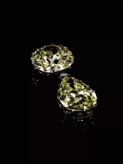 一对来源显赫、曾为冯·杜能斯马克皇室家族（Princely Family von Donnersmarck）旧藏的浓彩黄色钻石——「杜能斯马克钻石(The Donnersmarck Diamonds) 」，包括一枚重102.54卡拉的古垫形钻石，以及一枚重82.47卡拉的…