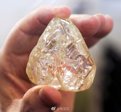 重达709克拉的塞拉利昂 “和平钻石” 将于12月在比利时进行拍卖。专家估价这枚709克拉的钻石有可能卖得4.25亿元人民币。