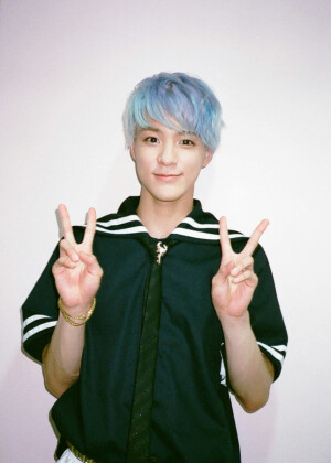 李帝努（Jeno)，2000年4月23日出生于首尔特别市，韩国男歌手，男子演唱组合NCT、NCT DREAM成员。