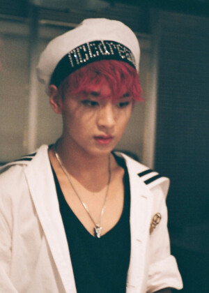 李东赫，艺名楷灿，2000年6月6日出生于首尔特别市，韩国流行乐男歌手，男子演唱组合NCT、NCT 127、NCT DREAM成员。