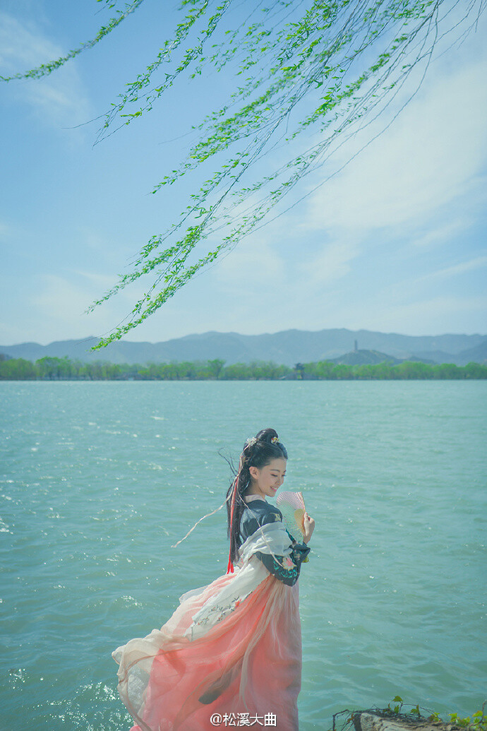 #汉服#【旅拍‖北京】
拆桐花烂熳，乍疏雨、洗清明。正艳杏烧林，缃桃绣野，芳景如屏。
《木兰花慢·拆桐花烂漫》柳永
明天高考啦，给大家发一个学霸的图[心]。
摄影：松溪大曲
梳妆：@暖玉人家小竹子
出镜：@王月明Sunshine
选词：@胭脂刀_
地点：北京颐和园