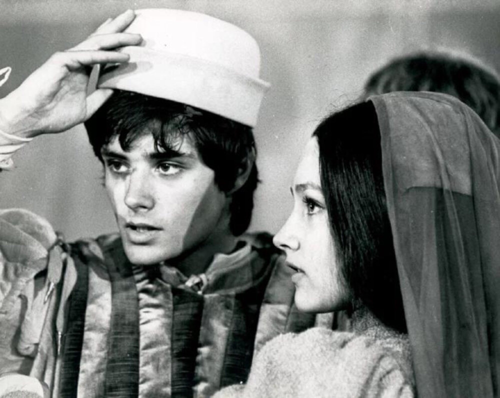 奥丽维娅·赫西 Olivia Hussey（1951年4月17日），兼备东方和西方之美。因在1968年的影片《罗密欧与朱丽叶》中饰演朱丽叶而成名，当时年仅17岁。