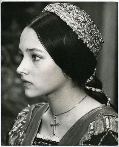 奥丽维娅·赫西 Olivia Hussey（1951年4月17日），兼备东方和西方之美。因在1968年的影片《罗密欧与朱丽叶》中饰演朱丽叶而成名，当时年仅17岁。