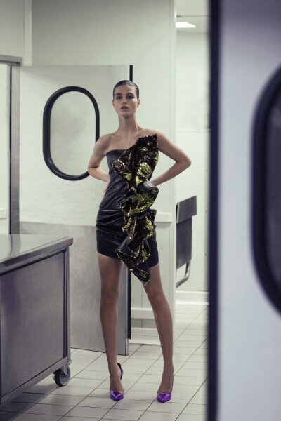 法国著名高定设计师品牌 Alexandre Vauthier 2018 春夏系列LookBook 超模、冷面女王 Luna Bijl 出镜代言，摄影师 David Bellemere 执镜于巴黎Le Meurice酒店取景，将品牌华丽的高定时装融入酒店各处，重新演绎80年代…