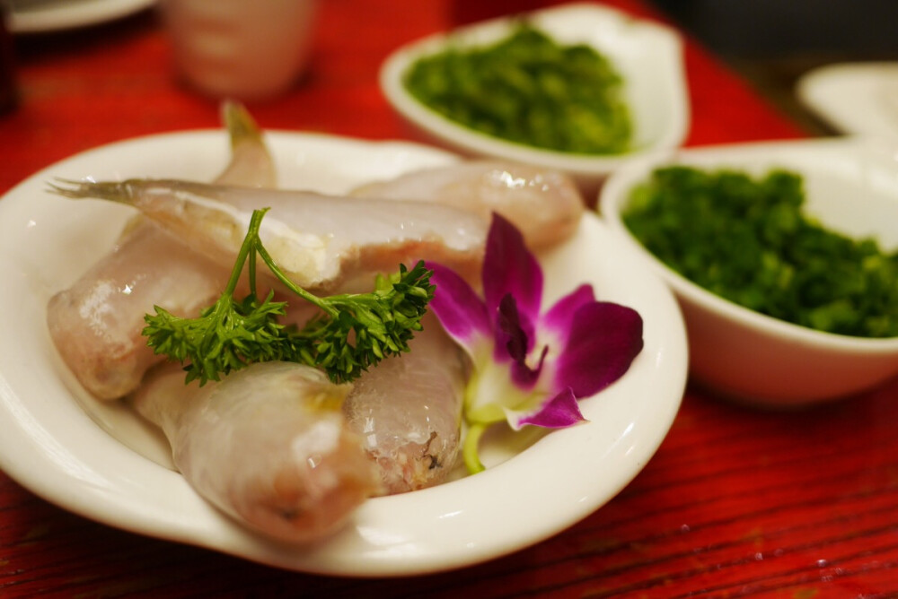 又来次！土豆花束是最饱满的一家超薄的说刀功厉害 龙头锅依旧霸气 四川这边的鸭血端上来普遍比其他地方生味道是相当的嫩 太极八卦阵看上去血淋淋吃起来还是很香哒 红糖麻糍不是淋上去的自己蘸着吃更香雅婷不爱甜食整盘都是我灭光好像撑着了…鹅肠被装在一个冰冻的水晶球里边 水晶球 告诉我哪条鹅肠最好吃？