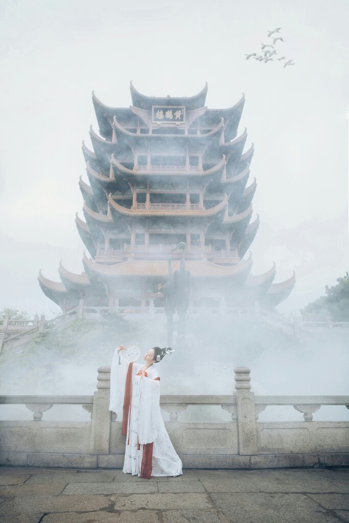 昔人已乘黄鹤去，此地空余黄鹤楼