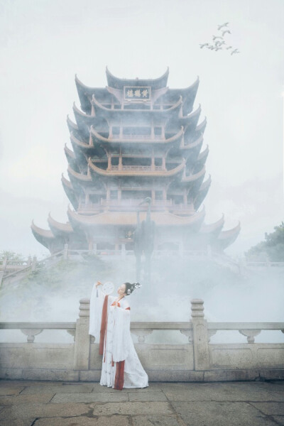 昔人已乘黄鹤去，此地空余黄鹤楼