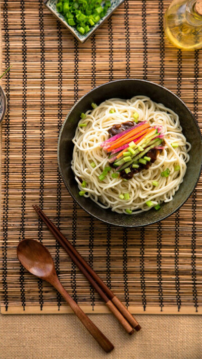 中国传统特色面食，讲究冷天吃“锅儿挑”热面，热天吃过水凉面。