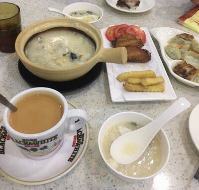 皮蛋鱼片粥 小吃 煎饺 煎饺 港式茶餐厅