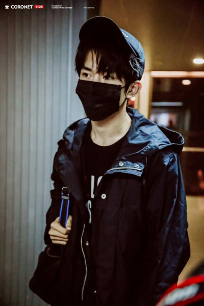 #易烊千玺 #TFBOYS 机场饭拍 高清 帅气 时尚担当易烊千玺