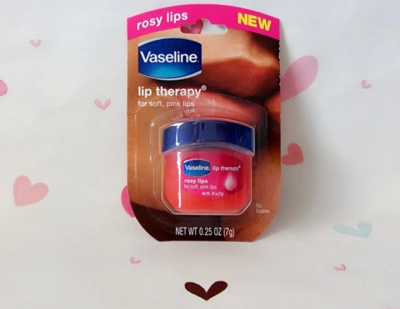 Vaseline Lip Therapy 凡士林润唇膏7g 玫瑰
一般般，味道一般，感觉一般，黏黏的不太喜欢。
更正，用下来之后，还是挺喜欢的。考虑回购