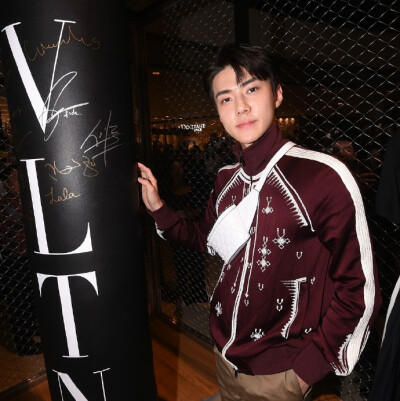 #0929_exo出道2000日纪念# #吴世勋# 171028 Valentino 时装品牌活动 in HK cr.numberonepr 取向狙击的时尚型男 ​​​​