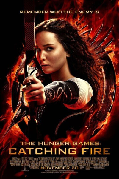 《饥饿游戏2:星火燎原》(The Hunger Games:Catching Fire,2013年,美国):凯妮丝和皮塔赢得了第74届饥饿游戏冠军后，享有了一切优厚的待遇，但是两人的关系变得很尴尬，凯妮丝无法放下昔日男友盖尔，甚至想跟他远走高…