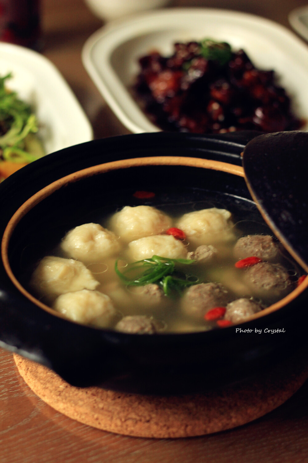 晚餐吃了吗，这是午餐：好好吃的黑松露鸡丁炒饭，大闸蟹，梅子酱小排，藜麦彩椒西葫芦色拉，墨鱼丸汤，打了一壶紫米南瓜子羹，吃了好开心。