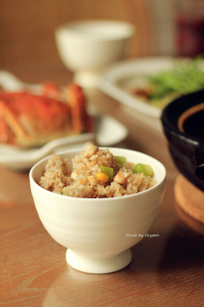 晚餐吃了嗎，這是午餐：好好吃的黑松露雞丁炒飯，大閘蟹，梅子醬小排，藜麥彩椒西葫蘆色拉，墨魚丸湯，打了一壺紫米南瓜子羹，吃了好開心。