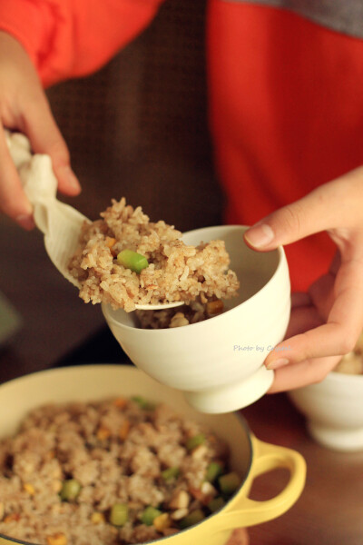 晚餐吃了嗎，這是午餐：好好吃的黑松露雞丁炒飯，大閘蟹，梅子醬小排，藜麥彩椒西葫蘆色拉，墨魚丸湯，打了一壺紫米南瓜子羹，吃了好開心。