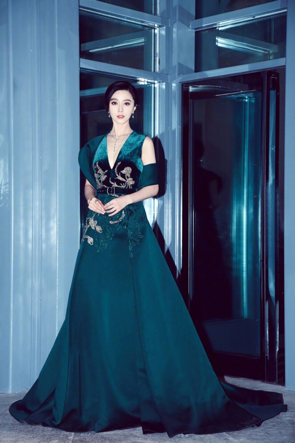 冰冰身着Elie Saab 2017秋冬高级定制亮相首届#平遥国际电影展#开幕式红毯