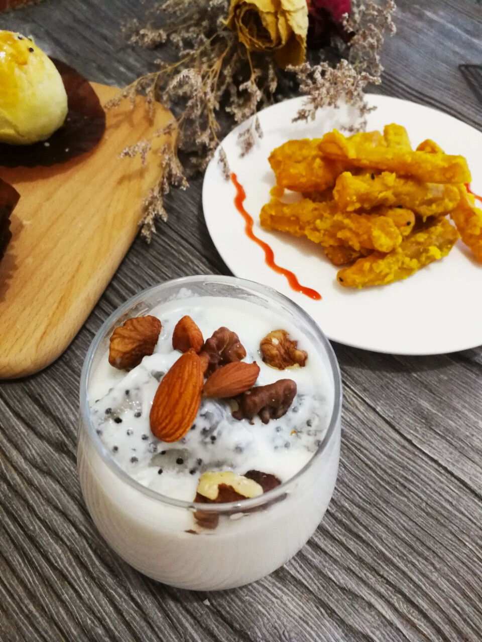 水果酸奶。
咸蛋黄薯条。
蛋黄酥。