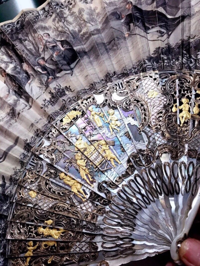 精彩的古董珍珠贝母扇骨设计，18至19世纪。