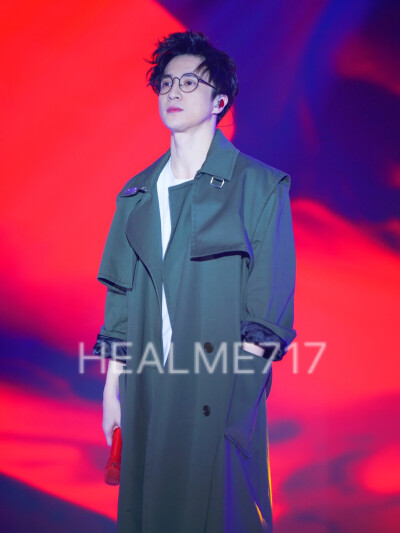 #薛之谦# 给我哥打烂小破灯
cr：HEALME717_薛之谦个站