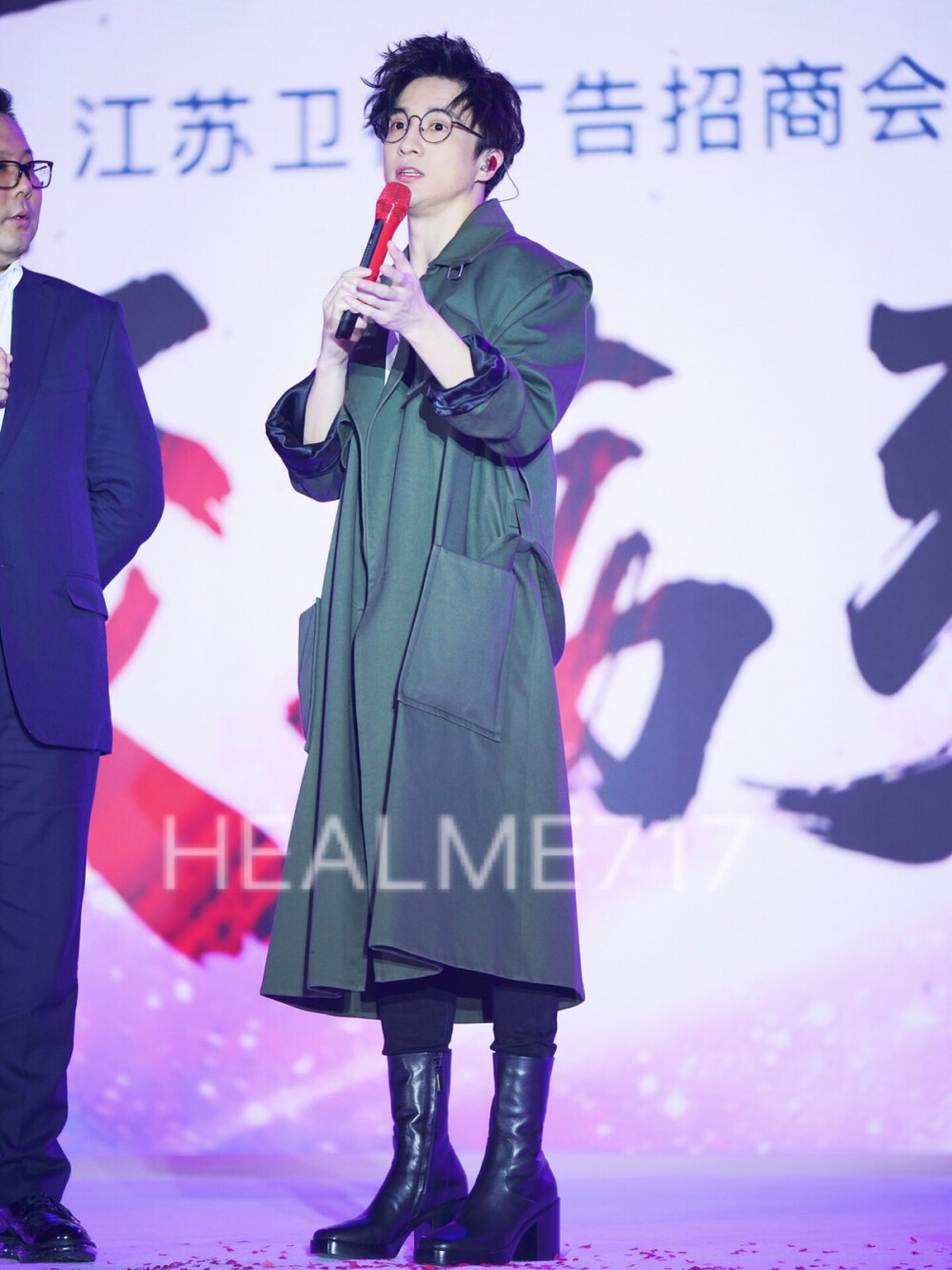 #薛之谦# 给我哥打烂小破灯
cr：HEALME717_薛之谦个站