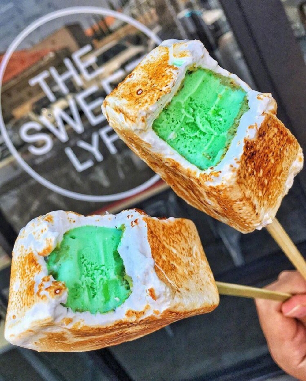 birthdaecake甜品店的主打产品烤棉花糖冰淇淋