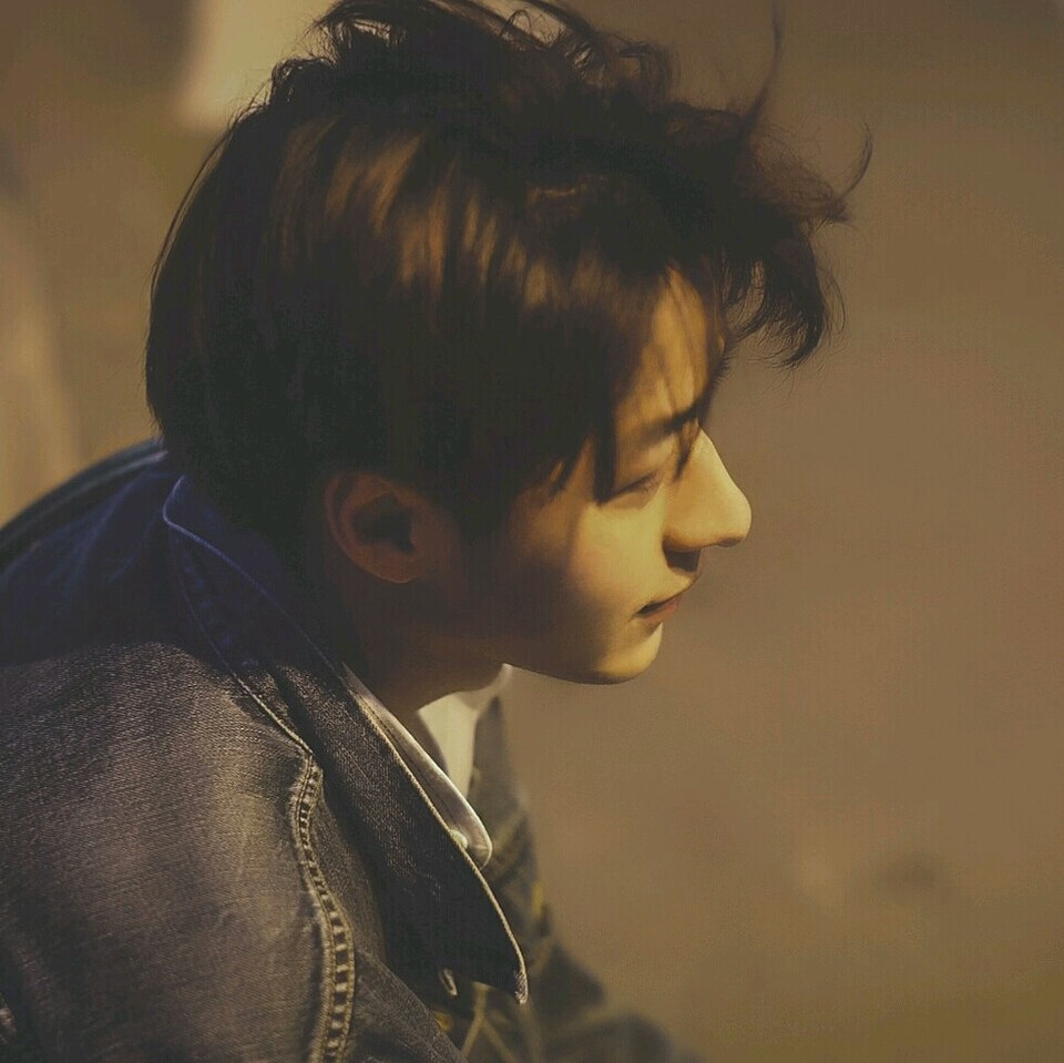 男头像些许忧郁