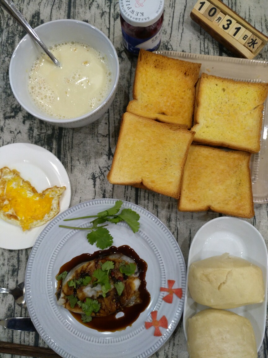 清蒸鳕鱼+煎鸡蛋+烤土司+豆浆+果酱馒头