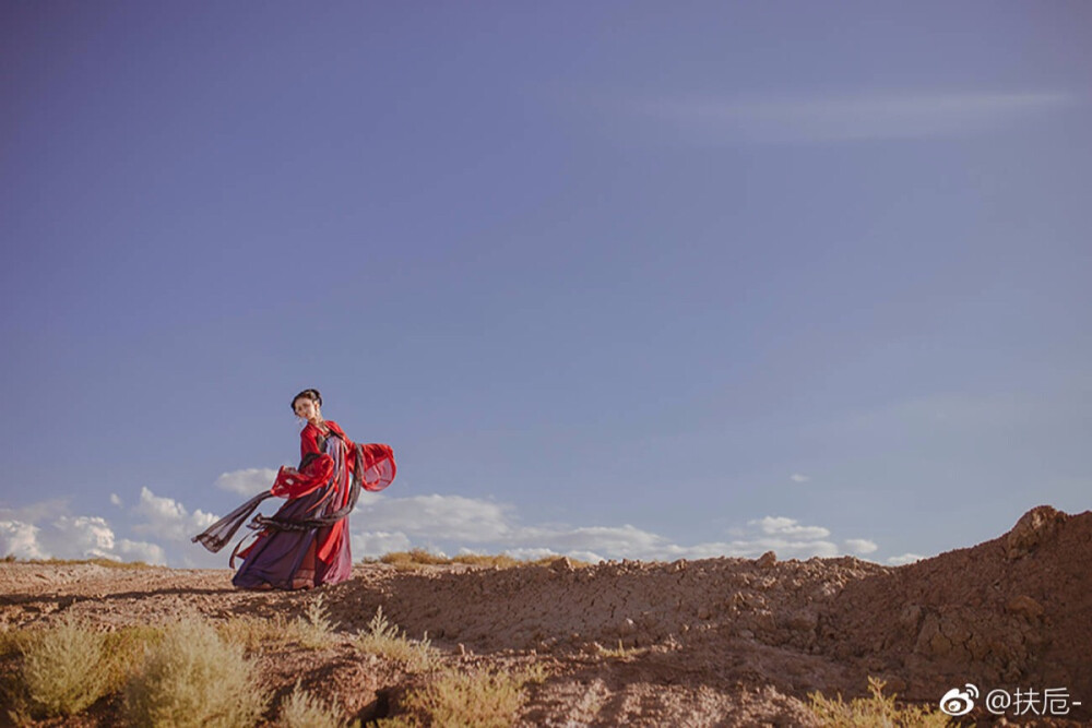 出镜@杨丫丫杨蕾蕾
摄影/造型/后期@扶卮-
服装@司南阁汉服 @清露央
发饰@七个狮子头
扇子@匠人_上官熙儿
化妆/打光@流云蕊
