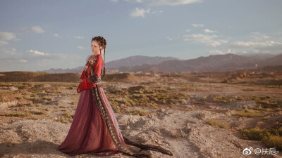 出镜@杨丫丫杨蕾蕾
摄影/造型/后期@扶卮-
服装@司南阁汉服 @清露央
发饰@七个狮子头
扇子@匠人_上官熙儿
化妆/打光@流云蕊 