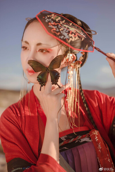 出镜@杨丫丫杨蕾蕾
摄影/造型/后期@扶卮-
服装@司南阁汉服 @清露央
发饰@七个狮子头
扇子@匠人_上官熙儿
化妆/打光@流云蕊 