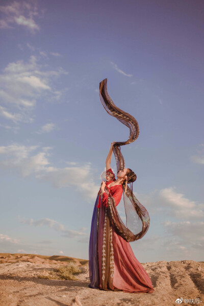 出镜@杨丫丫杨蕾蕾
摄影/造型/后期@扶卮-
服装@司南阁汉服 @清露央
发饰@七个狮子头
扇子@匠人_上官熙儿
化妆/打光@流云蕊 