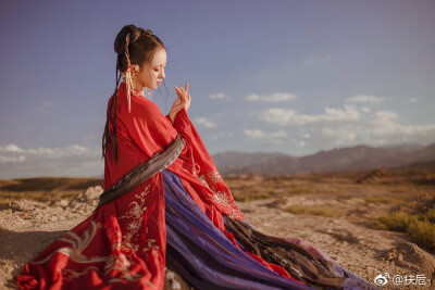 出镜@杨丫丫杨蕾蕾
摄影/造型/后期@扶卮-
服装@司南阁汉服 @清露央
发饰@七个狮子头
扇子@匠人_上官熙儿
化妆/打光@流云蕊 