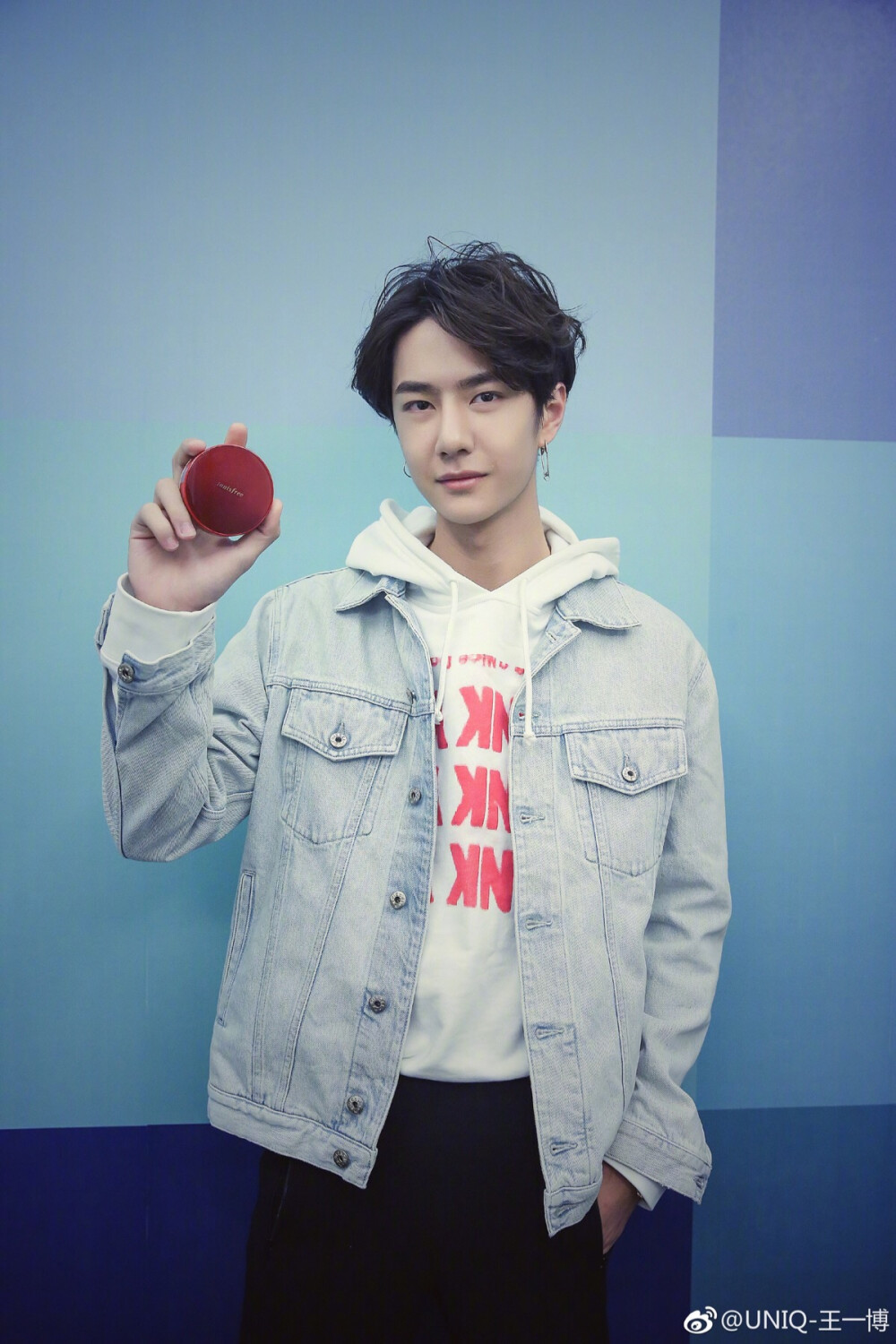 一博更博：总有人私信问我的理想型。可是你知道吗？我的理想型就是一直生机满满的你啊！使用石榴气垫，让我看到健康生机的肌肤。没办法，就是对这样的你毫无抵抗力~转发微博 @Innisfree悦诗风吟 将送出10个石榴气垫，所以，你会是#我的理想型#么？ ​​​