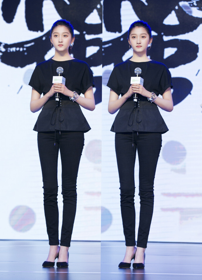 关晓彤 参加2017爱奇艺iJOY悦享会，作为电视剧《甜蜜暴击》女主角方宇推荐新剧