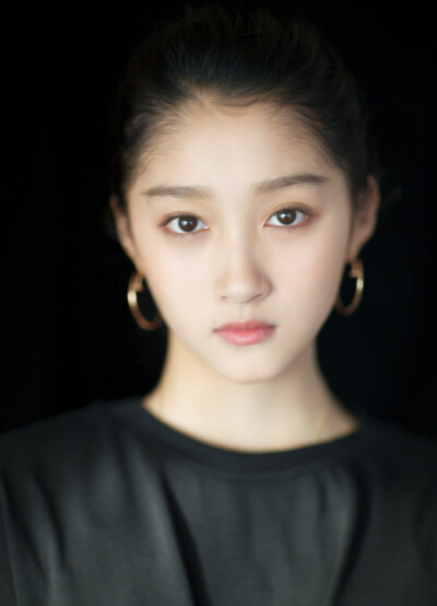 关晓彤 参加2017爱奇艺iJOY悦享会，作为电视剧《甜蜜暴击》女主角方宇推荐新剧