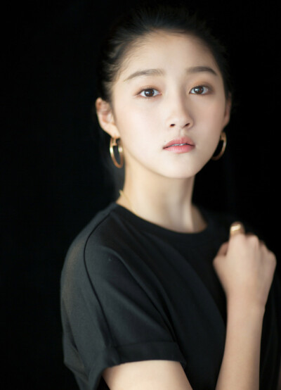 关晓彤 参加2017爱奇艺iJOY悦享会，作为电视剧《甜蜜暴击》女主角方宇推荐新剧