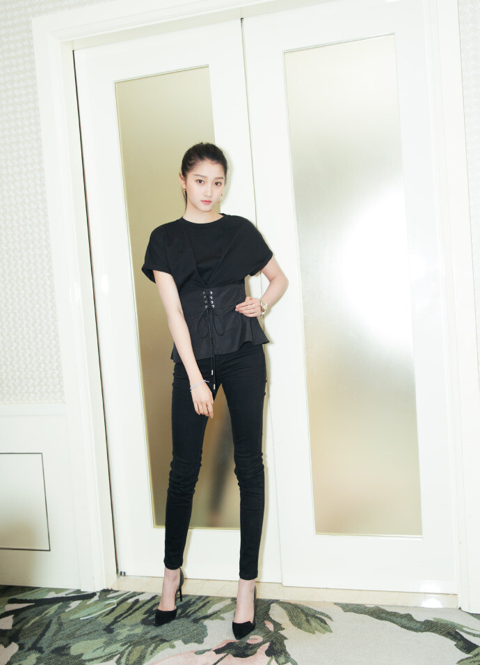 关晓彤 参加2017爱奇艺iJOY悦享会，作为电视剧《甜蜜暴击》女主角方宇推荐新剧