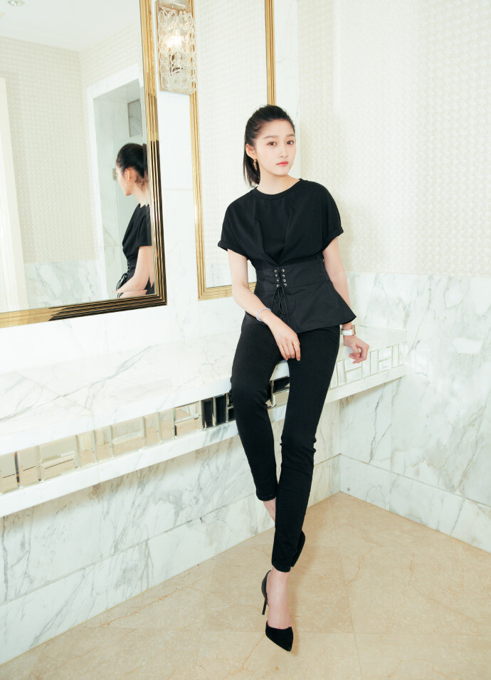 关晓彤 参加2017爱奇艺iJOY悦享会，作为电视剧《甜蜜暴击》女主角方宇推荐新剧