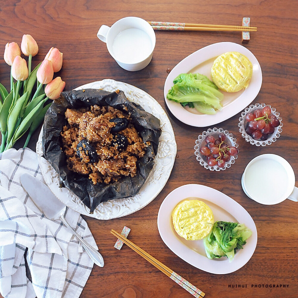 早安，今日早餐：荷叶排骨饭+拌生菜+洋葱煎蛋+小葡萄+薏米豆浆。
荷叶排骨饭做饭放新书里了，这道菜最方便的在于，如果做的多了可以放冷冻保存，要吃的时候拿出来再次加热就行了~可方便了。
洋葱煎蛋做法：公众号回复124查看食谱！