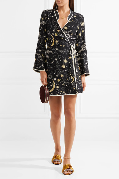 在本季，不妨从足尖开启时尚潮流——N°21 这款拖鞋便是不错的造型之选。芥黄色缎布折叠出简约的结饰作为品牌的标志特色装点鞋面，银色镜面皮革蝴蝶结再添精致一笔。2 厘米高的鞋跟上点缀着琢面水晶，可随你的每一步…