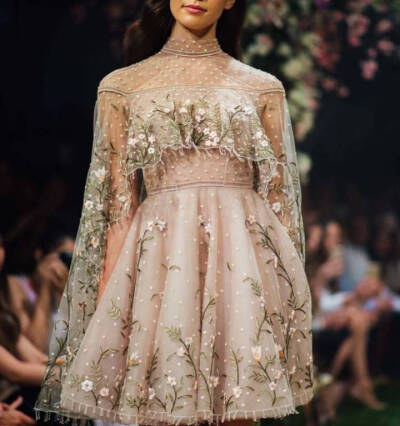 Paolo Sebastian spring 2018 details
​​​时尚街拍 秀场 模特 时尚博主 婚纱婚礼 新娘造型 礼服 鲜花 花束 捧花 耳环 手链 项链 发饰 高跟鞋 饰品