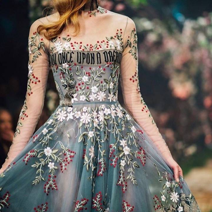 Paolo Sebastian spring 2018 details
​​​时尚街拍 秀场 模特 时尚博主 婚纱婚礼 新娘造型 礼服 鲜花 花束 捧花 耳环 手链 项链 发饰 高跟鞋 饰品