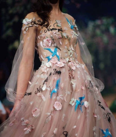 Paolo Sebastian spring 2018 details
​​​时尚街拍 秀场 模特 时尚博主 婚纱婚礼 新娘造型 礼服 鲜花 花束 捧花 耳环 手链 项链 发饰 高跟鞋 饰品