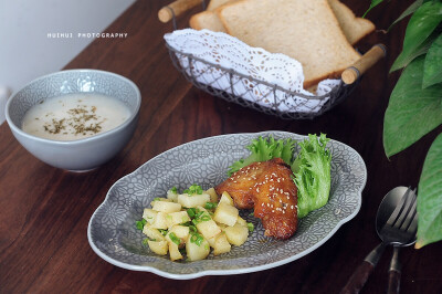 早安，今日早餐：全麦吐司+烤鸡翅+葱香土豆+蘑菇浓汤。
葱香土豆做法：公众号回复12查看食谱。
蘑菇浓汤做法：公众号回复88查看食谱。
小小剧透一下下，双11活动是全年最低价哟，而且还会有两款超棒新品~
这…